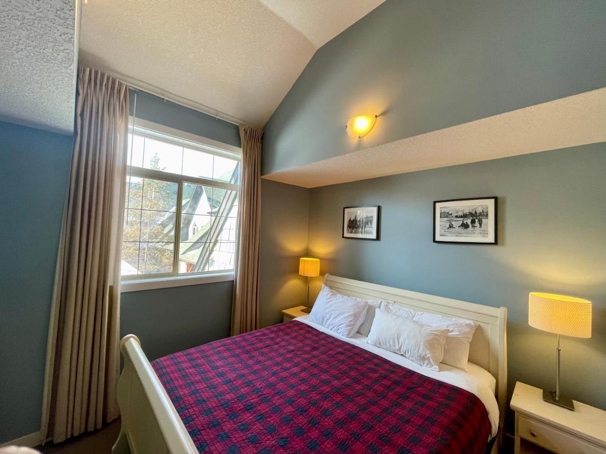Mountain Chalet At Mystic Springs, 2br, 2ba, Heated Pool, Hot Tub! Canmore